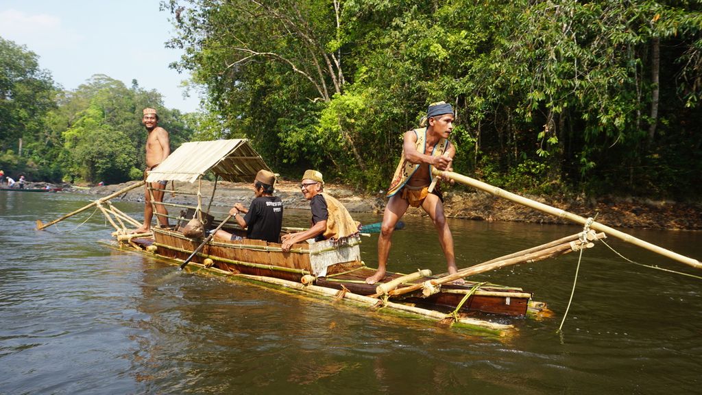 Bajual Bajarupis merupakan salah satu alat transportasi berbentuk sampan dari bambu yang digunakan masyarakat di Desa Kinipan, Lamandau, Kalteng, atau Dayak Tomun pada umumnya.