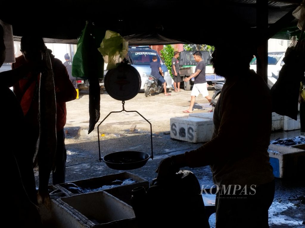 Suasana pasar ikan di Desa Talisayan, Kecamatan Talisayan, Kabupaten Berau, Kalimantan Timur, Selasa (27/2/2024) pagi.