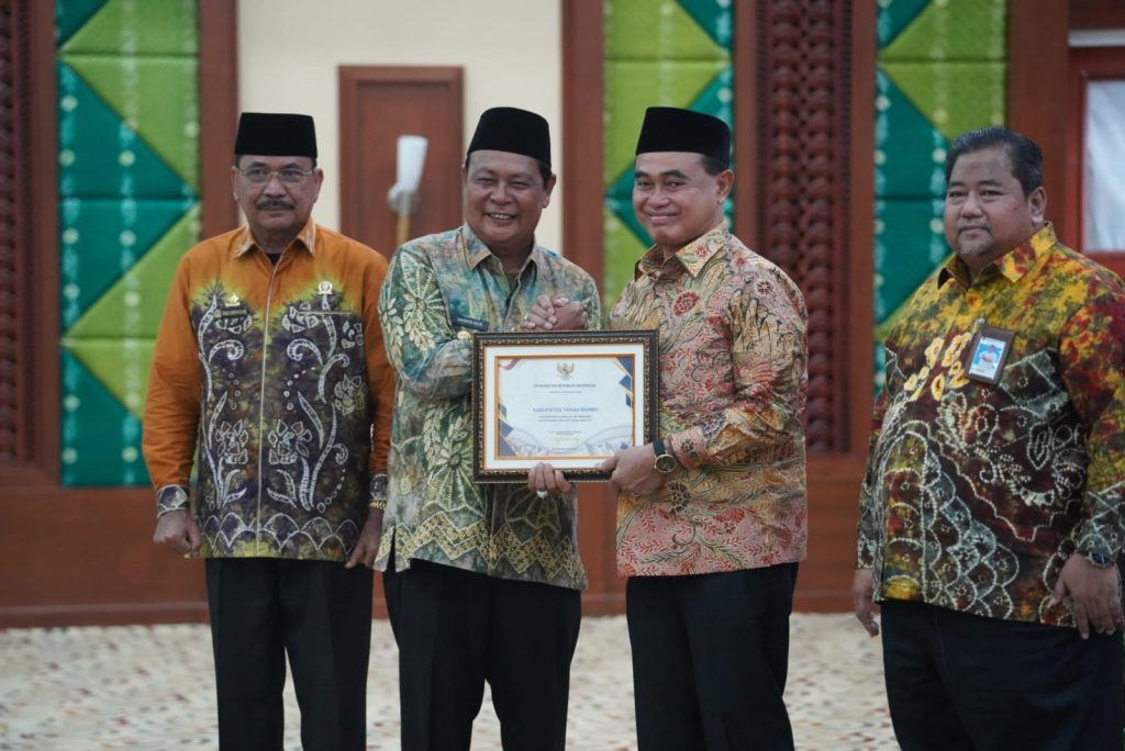 Gubernur Kalimantan Selatan Sahbirin Noor (kedua dari kiri) menyerahkan piagam penghargaan dari Kementerian Keuangan kepada Bupati Tanah Bumbu Zairullah Azhar (kedua dari kanan) di Gedung Idham Chalid, Banjarbaru, Rabu (7/12/2022).