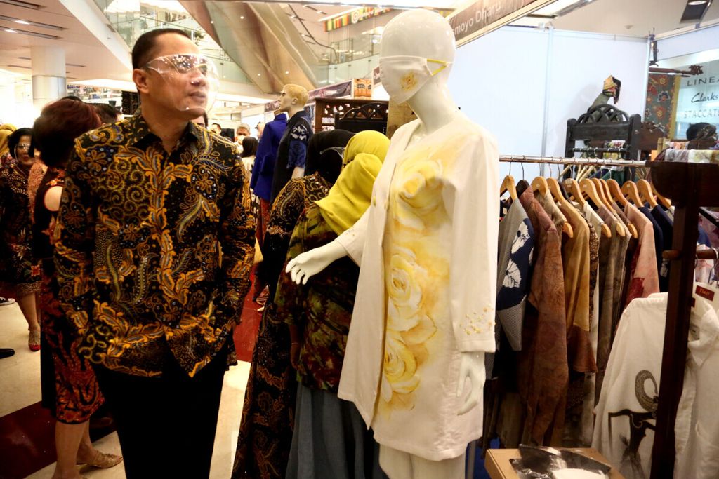 Wali Kota Surabaya Eri Cahyadi sedang meninjau gerai UMKM saat pembukaan Surabaya Fashion Week (SFW) 2021 yang berlangsung di Main Atrium Grand City Surabaya, Minggu (31/10/2021). 