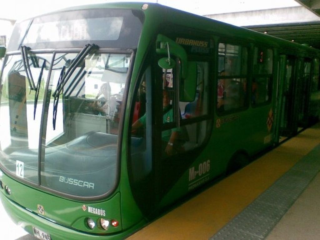 Halte bus di Pereira, Kolombia, yang jarak antarbus dan lantai halte lebih aman daripada di Indonesia.