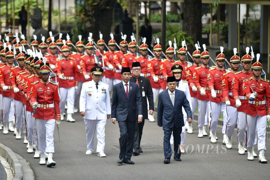 Presiden Joko Widodo memimpin kirab upacara pelantikan pasangan Arinal Djunaidi dan Chusnunia Chalim usai sebagai Gubernur dan Wakil Gubernur Lampung masa jabatan 2019-2024 di Istana Negara, Jakarta, Rabu (12/6/2019).