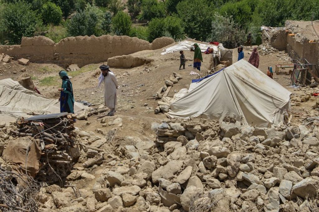 Warga Afghanistan mendirikan tenda darurat sebagai pelindung sementara di tengah reruntuhan rumah yang rusak akibat gempa bumi di Distrik Bermal, Provinsi Paktika, Kamis, 23 Juni 2022.