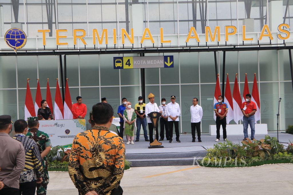 Presiden Joko Widodo meresmikan Terminal Amplas tipe A saat mencanangkan pembangunan transportasi publik di Kota Medan, Sumatera Utara, Kamis (9/2/2023). Terminal Amplas dengan fasilitas dan layanan modern menjadi peradaban transportasi massal baru di Kota Medan.