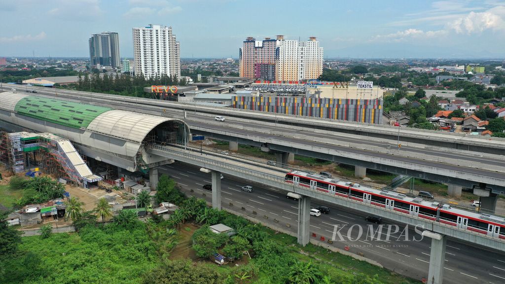 Kereta LRT Jabodebek ditempatkan di sekitar Stasiun LRT Bekasi Barat di Kecamatan Bekasi Selatan, Kota Bekasi, Jawa Barat, Selasa (3/5/2022). 