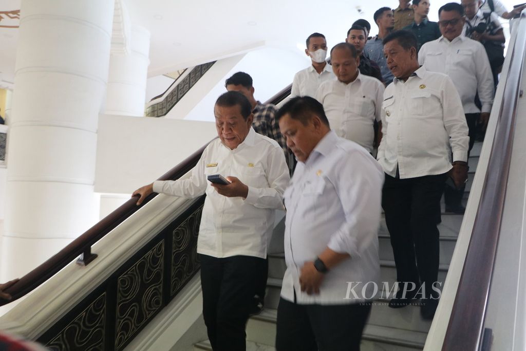 Para bupati dan wali kota se-Sumatera Utara seusai mengikuti rapat koordinasi bersama Penjabat Gubernur Sumut Hassanudin di Kantor Gubernur Sumatera Utara, Medan, Rabu (6/9/2023). 
