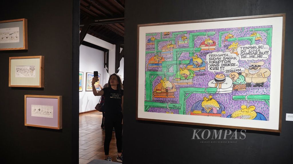 Sejumlah komik strip dan komik tunggal karakter kartun Timun karya Rahmat Riyadi dipamerkan dengan judul Parodi Negeri Kami, di Bentara Budaya Jakarta, Jakarta, Kamis (16/2/2023).