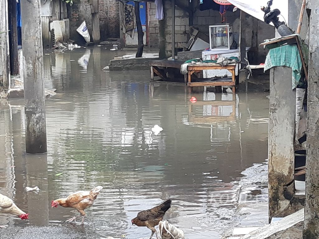Banjir menggenangi salah satu titik permukiman penduduk di Kelurahan Rawa Terate, Kecamatan Cakung, Jakarta Timur, Jumat (22/3/2024). Ketinggian banjir pada saat itu mencapai 1 meter. Bagi warga, banjir menjadi hal yang lumrah terjadi. Sejumlah langkah antisipasi pun sudah dipersiapkan. 