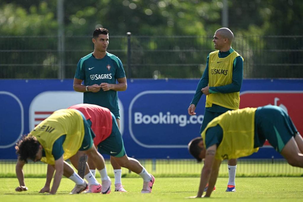 Penyerang Portugal Cristiano Ronaldo (kiri) dan bek Pepe (kanan) saat sesi latihan di Harsewinkel, 28 Juni 2024.