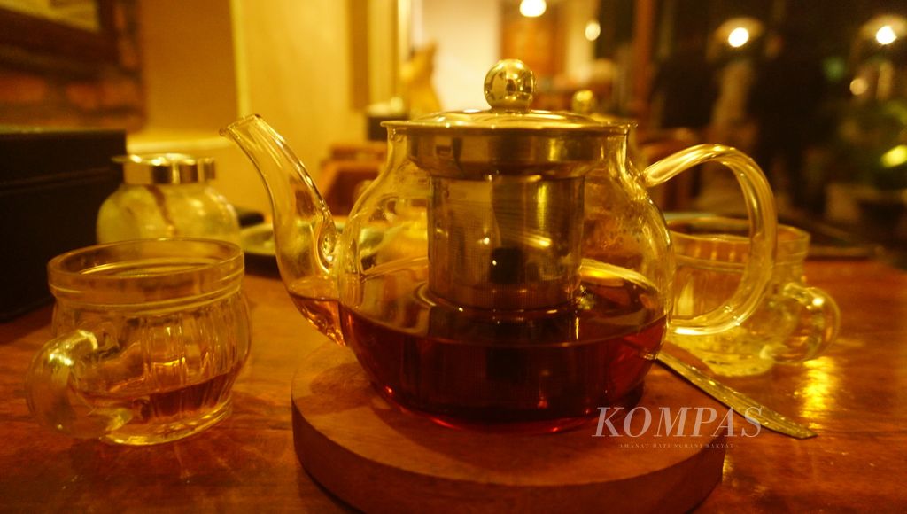 Racikan teh dari kafe teh kekinian bernama Surakartea di Kota Surakarta, Jawa Tengah, Kamis (18/8/2022). 