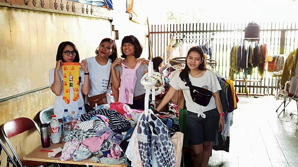 Penggemar barang seken, Sylvia, Diah, Betari, dan Eryta, saat mengikuti sebuah <i>garage sale</i> atau penjualan barang layak pakai pada Januari 2019.