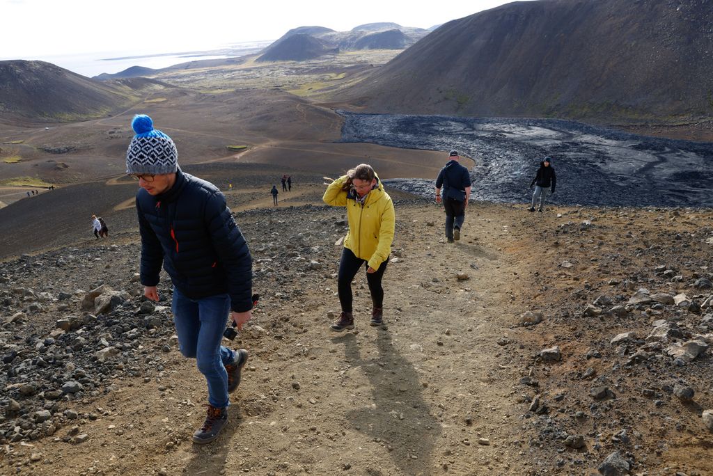 Warga berjalan di kaki gunung  Fagradalsfjall, Eslandia pada Agustus 2022.  Negara itu dicatat sebagai konsumen tertinggi obat penenang di Eropa.