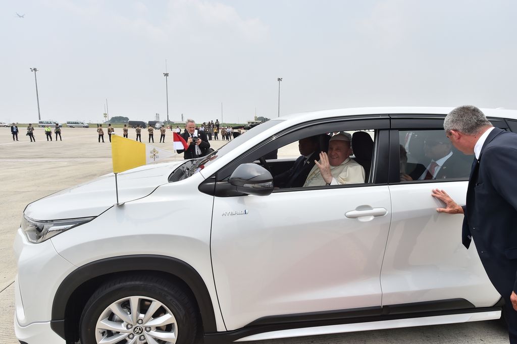 Paus Fransiskus tiba di Bandara Internasional Soekarno-Hatta, Tangerang, Banten, Selasa (3/9/2024).