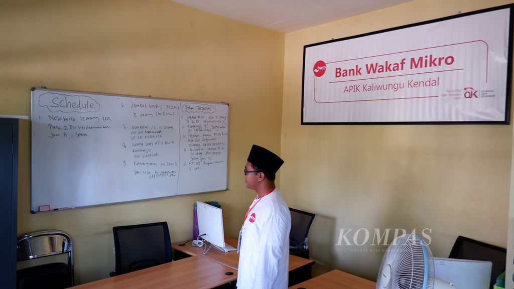 Petugas memperhatikan suasana di Bank Wakaf Mikro APIK, Kaliwungu, Kabupaten Kendal, Jawa Tengah, Jumat (6/9/2019). Peresmian bank wakaf mikro ke-52 tersebut dilakukan oleh Ketua Dewan Komisioner OJK Wimboh Santoso.