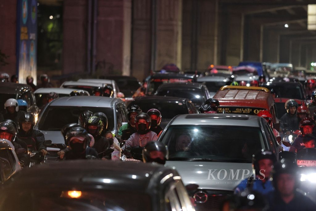 Kemacetan tak terhindarkan di Jalan Raya Kalimalang, Kota Bekasi, Jawa Barat, Sabtu (6/4/2024). Kenaikan volume kendaraan mulai terasa di Jalan Kalimalang pada H-4 Lebaran 2024.  