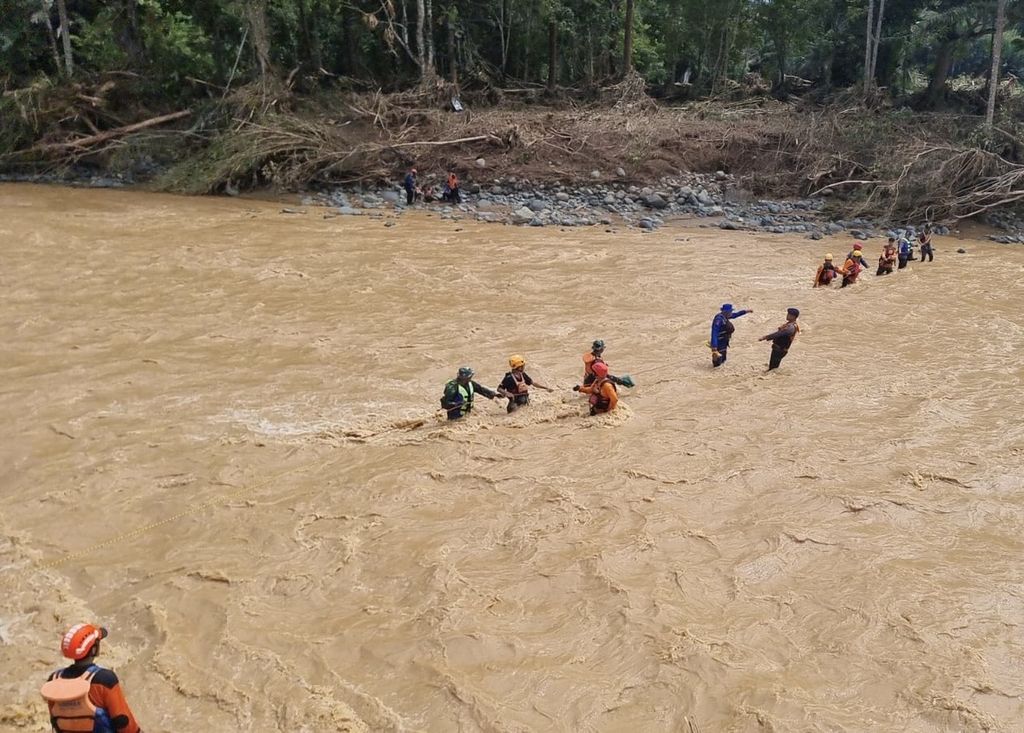 Regu penolong Basarnas Makassar mengevakuasi warga dengan melintasi Sungai Kaili di Suli Barat, Luwu, Sulawesi Selatan, Senin (6/5/2024). 