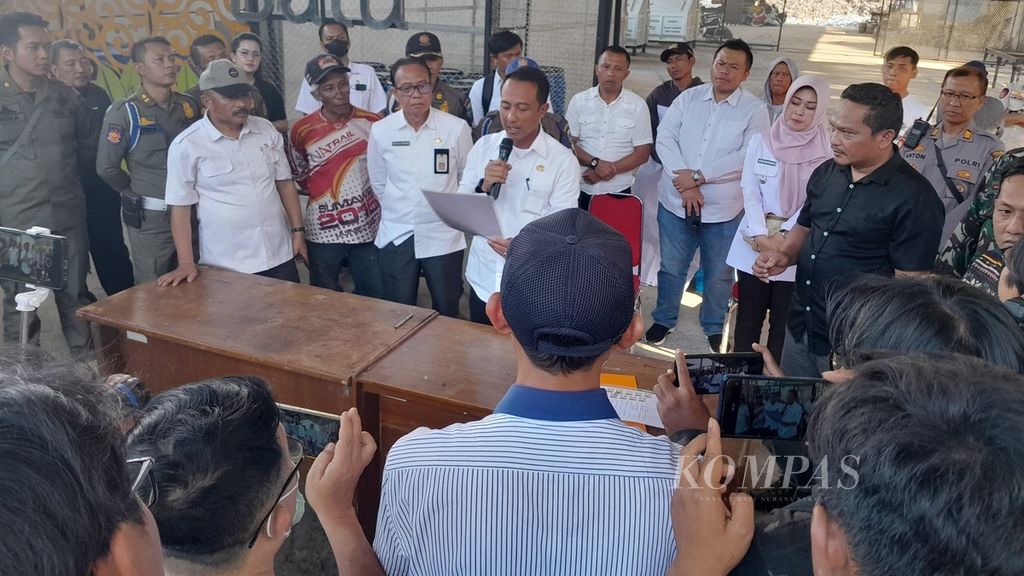 Pembacaan hasil kesepakatan soal penanganan sampah di TPA Tlekung di Desa Tlekung, Kecamatan Junrejo, Kota Batu, Jawa Timur, Rabu (30/8/2023)