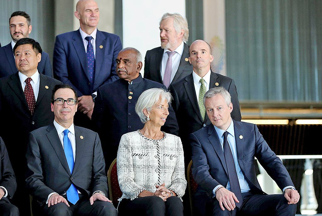 Pejabat tinggi keuangan negara-negara anggota G-20, kelompok 20 negara dengan penghasilan domestik bruto terbesar di dunia,  berfoto bersama, Senin (19/3), di Buenos Aires, Argentina. Para petinggi itu, antara lain, Menteri Keuangan AS Steven Mnuchin (kiri), Direktur Pelaksana IMF Christine Lagarde (tengah), serta Menteri  Ekonomi dan Keuangan Perancis  Bruno Le Maire (kanan). 