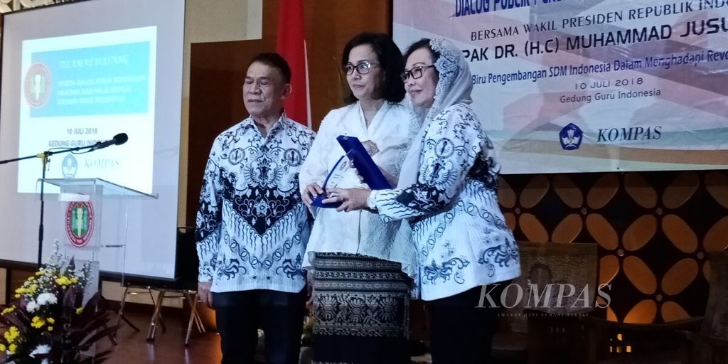 Menteri Keuangan Sri Mulyani Indrawati (tengah) hadir dalam diskusi publik tentang pendidikan di Gedung Guru, 10 Juli 2018, yang digelar Pengurus Besar PGRI bersama Kemdikbud dan harian <i>Kompas</i>.