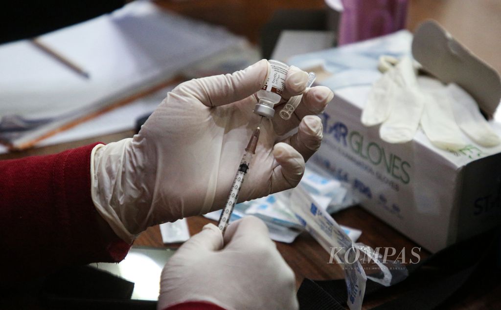 Petugas medis mempersiapkan cairan suntik tes <i>mantoux</i> dalam kegiatan penapisan tuberkulosis (TBC) di GOR Otista, Bidara Cina, Jatinegara, Jakarta Timur, Kamis (9/2/2023). Tes <i>mantoux </i>bertujuan untuk mengetahui ada tidaknya bakteri penyebab TBC pada tubuh seseorang.