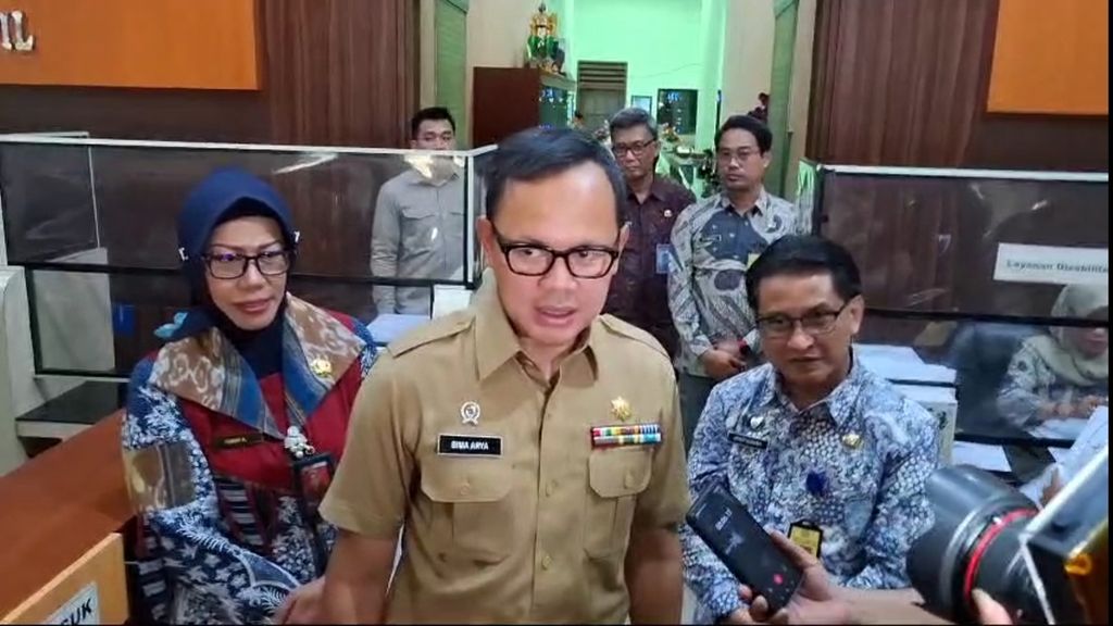 Wakil Menteri Dalam Negeri Bima Arya saat berkunjung mendadak di Disdukcapil Sidoarjo, Jawa Timur, Selasa (12/11/2024).