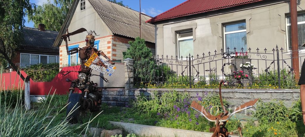 Patung karya Pauvov Britov dipajang di halaman rumahnya di Desa Boromlya, Sumy. Sebagian patung itu dibuat kala pasukan Rusia menduduki desa itu pada Maret 2022. Britov membuat patung untuk menghapus kegelisahan dan mengatasi trauma akibat perang. Sebagian pasukan Rusia kerap mendatangani patung itu lalu berfoto di dekatnya.