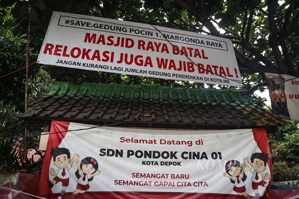 Spanduk penolakan relokasi di SDN Pondok Cina 1, Depok, Jawa Barat, Senin (8/1/2024).