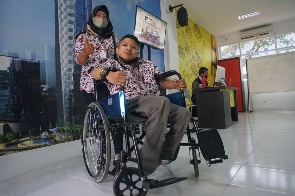 Penyandang disabilitas mendapatkan pelatihan tentang TIK oleh SMK Telkom Purwokerto, Banyumas, Jawa Tengah, Senin (27/6/2022).