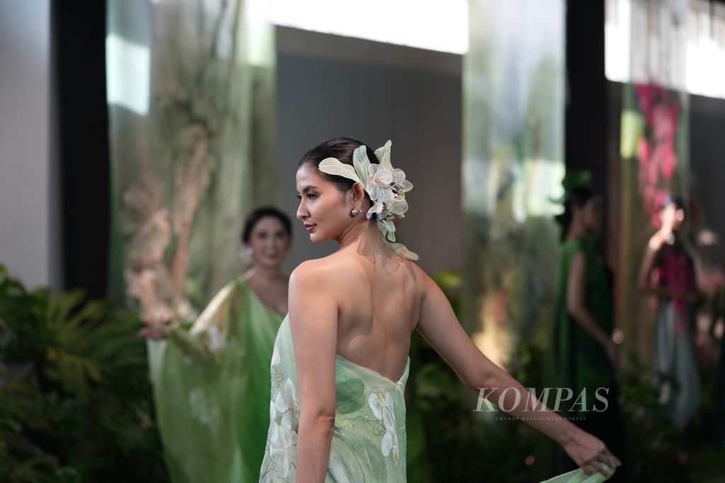 Peragaan busana karya desainer Agnes Linggar Budhisurya bertajuk ”Garden of GAIA” berlangsung di Sarinah, Jakarta Pusat, Selasa (16/1/2024). 