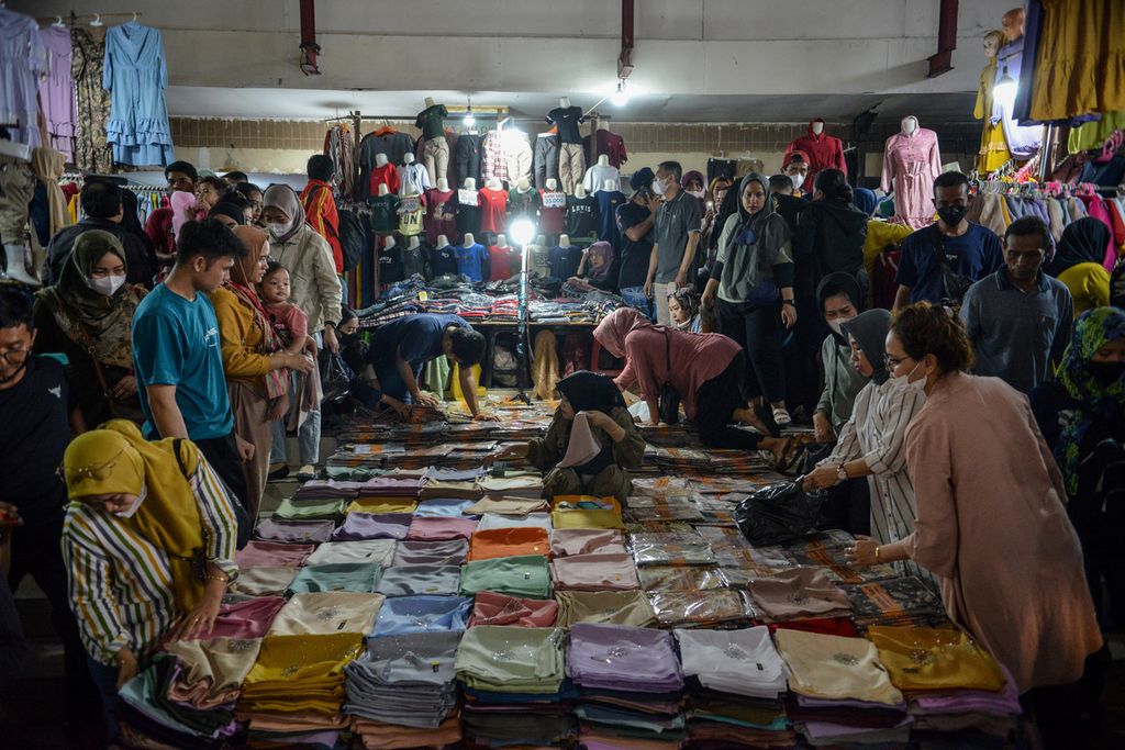 Para pengunjung Pasar Tanah Abang, Jakarta Pusat, berbelanja pakaian pada Minggu (9/4/2023). Dua pekan menjelang Lebaran 2023, warga mulai memadati Pasar Tanah Abang untuk membeli baju baru. Baju Lebaran seakan menjadi barang baru yang harus dibeli warga untuk menyambut Lebaran. 