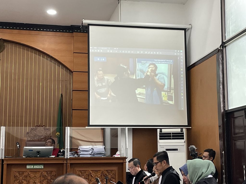 Tim penasihat hukum Ferdy Sambo dan Putri Candrawathi menampilkan salah satu bukti dalam sidang pembunuhan berencana Brigadir J atau Nofriansyah Yosua Hutabarat, Kamis (29/12/2022), di Pengadilan Negeri Jakarta Selatan. Tampak Putri menyuapi Yosua.