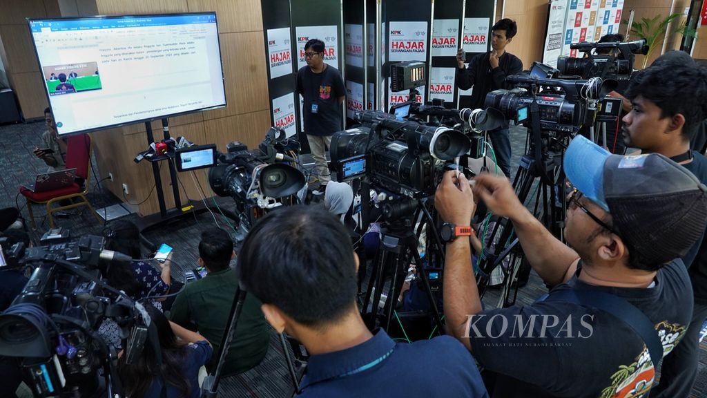 Suasana para jurnalis yang menyaksikan layar tayangan sidang etik Wakil Ketua Komisi Pemberantasan Korupsi (KPK) Johanis Tanak oleh Dewan Pengawas KPK di Gedung Anti-Corruption Learning Center KPK, Jakarta, Kamis (21/9/2023).