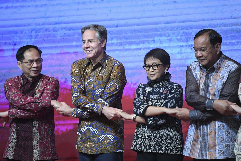 Menteri Luar Negeri Retno Marsudi (kedua kanan) berfoto bersama dengan Menlu Vietnam Bui Thanh Son (kiri), Menlu Kamboja Prak Sokhonn (kanan) dan Menlu Amerika Serikat Antony J Blinken (kedua kiri) saat Pertemuan Menteri Luar Negeri ASEAN (PMC) bersama Amerika Serikat di Jakarta, Jumat (14/7/2023). 