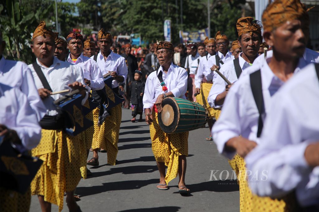 Kesenian kleneng nunggal ikut memeriahkan parade Nyiru Jaja Bejangkongan di Desa Pringgasela Selatan, Kecamatan Pringgasela, Lombok Timur, Nusa Tenggara Barat, Rabu (20/12/2023). 