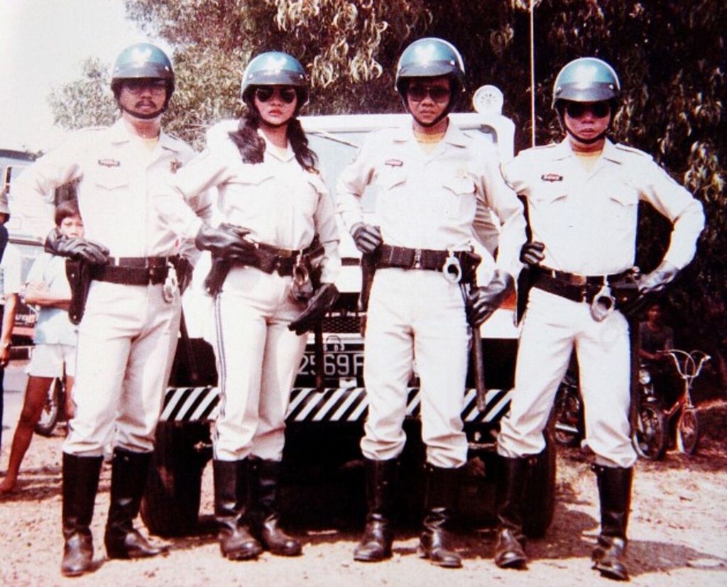 Grup Warkop DKI (kiri ke kanan) Indro, Kasino, Dono dan Tetty Liz Indriati dalam film Chips (1982). Film-film Warkop DKI identik dengan Lebaran karena kerap diluncurkan saat momentum libur Idul Fitri.