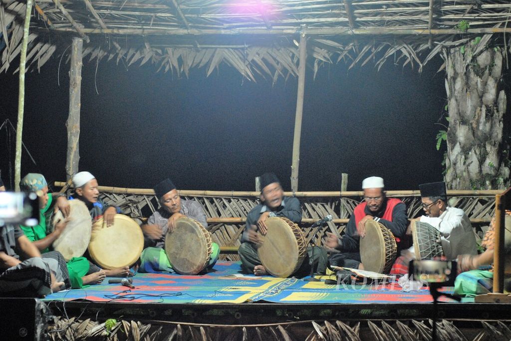 Kesenian tua zikir berdah kembali diadakan di Desa Jambi Tulo, Kecamatan Maro Sebo, Muaro Jambi, Jambi, Jumat (31/1/2021). Musik dan kidung dibawakan sebagai ucapan syukur dan harapan akan kehidupan yang lebih baik di tahun yang baru.