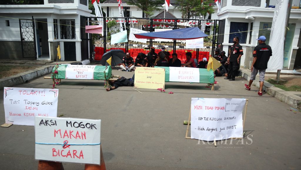 Sejumlah warga menggelar aksi di depan Kantor Dewan Perwakilan Rakyat Daerah Kabupaten Indramayu, Jawa Barat, Senin (26/9/2022). Mereka menyatakan mosi tidak percaya terhadap Bupati Indramayu Nina Agustina.