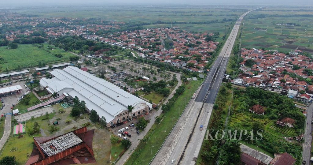 Tempat isitrahat (<i>rest area</i>) Heritage Banjaratma di Kilometer 260 Jalan Tol Pejagan-Pemalang, Brebes, Jawa Tengah, Kamis (21/4/2022). 