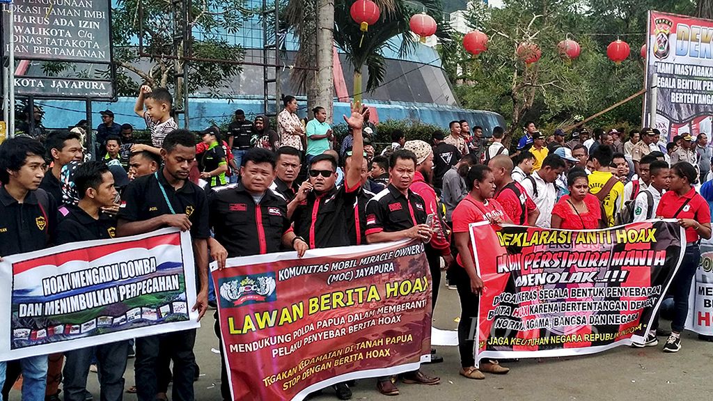 Sekitar 300 warga mendeklarasikan Gerakan Anti-Hoaks di Taman Imbi,  Kota Jayapura,  Papua,   Selasa (13/3).