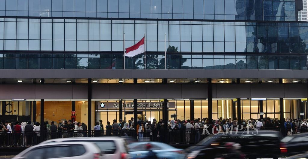 Pekerja kantoran memadati Halte Transjakarta Tosari, Jakarta, saat jam pulang kerja, Senin (25/7/2022). Aktivitas perkantoran dan kegiatan perekonomian lainnya berangsur pulih dan semakin meningkat dalam beberapa waktu terakhir.  