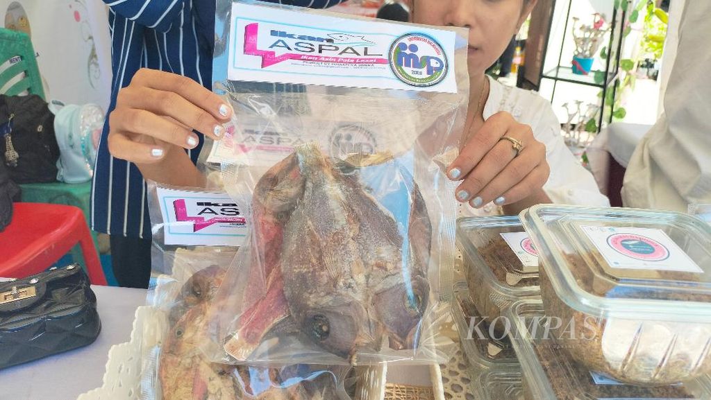 Salah satu produk hasil olahan warga berupa ikan asap kemasan berbumbu pala, seperti yang ditampilkan dalam Festival Kala Hara, di Kabupaten Halmahera Utara, Maluku Utara, Kamis (3/8/2023).