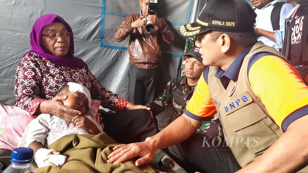 Kepala Badan Nasional Penanggulangan Bencana Letnan Jenderal Doni Monardo berdialog dengan keluarga korban gempa di Desa Tulehu, Kabupaten Maluku Tengah, Maluku, pada Jumat (27/9/2019). 
