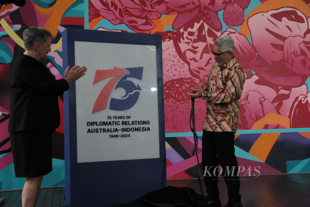 Australian Ambassador to Indonesia, Penny Williams, and Director General of Asia Pacific and Africa at the Ministry of Foreign Affairs, Abdul Kadir Jailani, inaugurated the logo of 75 years of Indonesia-Australia relations and the "Together" mural, which symbolizes the collaboration between Indonesia and Australia, launched in celebration of 75 years of diplomatic relations between Indonesia and Australia at Taman Ismail Marzuki, Jakarta, on Thursday (28/3/2024). This mural is the result of a collaboration between two artists from both countries, namely TuTu Erlangga from Indonesia and George Rose from Australia.