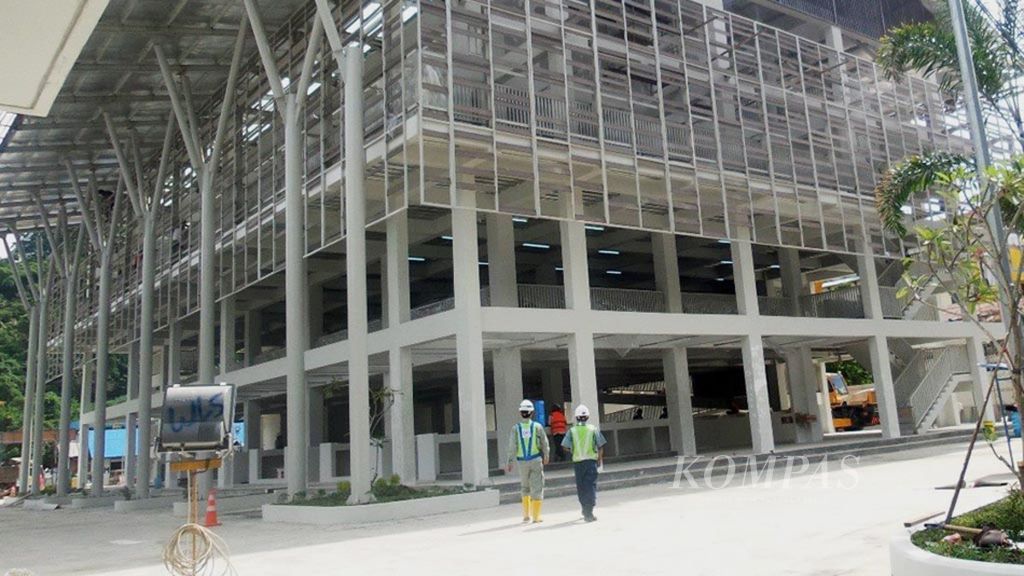 Tampak pengerjaan bangunan Pasar Mama Papua di Kota Jayapura yang dicanangkan Presiden Joko Widodo hampir rampung,  Senin (5/12). Fasilitas yang dibangun PT Pembangunan Perumahan Persero Tbk ini ditargetkan selesai pada 20 Desember 2016. 