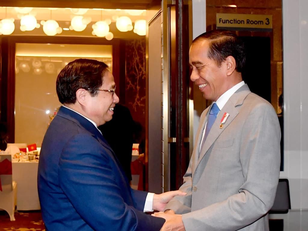 Presiden Joko Widodo mengapresiasi sambutan hangat Pemerintah Vietnam selama lawatannya ke negeri tersebut. Hal ini disampaikan Presiden kepada Perdana Menteri Vietnam Pham Minh Chinh dalam jamuan santap pagi yang diselenggarakan Sabtu (13/1/2023) di Hotel Melia Hanoi, Vietnam.