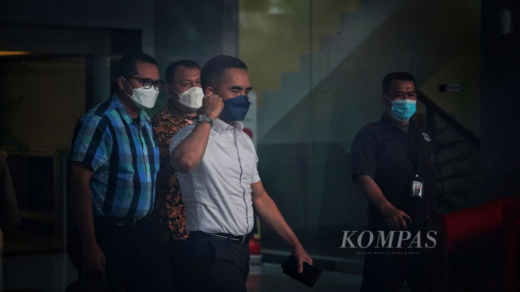 Bekas Kepala Kantor Bea dan Cukai Yogyakarta, Eko Darmanto (tengah), setelah menjalani klarifikasi Laporan Harta Kekayaan Penyelenggara Negara (LHKPN) di Kantor Komisi Pemberantasan Korupsi, Jakarta, Selasa (7/3/2023).