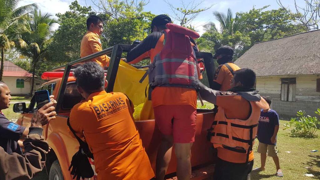 Tim SAR gabungan, Senin (19/12/2022), mengevakuasi jasad Naira (12), siswa SD yang tenggelam saat berenang di Pantai Tan Sridano, Nagari Taluak, Kecamatan Batang Kapas, Pesisir Selatan, Sumatera Barat, dua hari lalu.