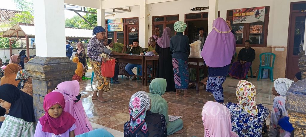 Suasana pembagian bansos di Desa Cabbiya, Kecamatan Talango, Pulau Poteran, Kabupaten Sumenep, Minggu (24/3/2024).