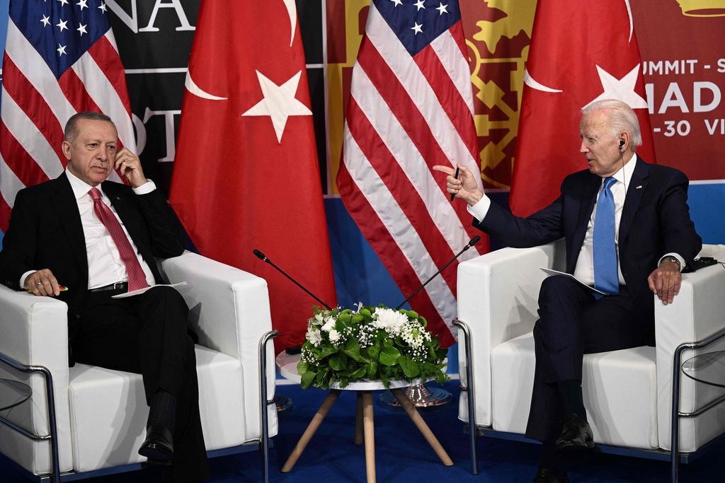 Presiden Amerika Serikat Joe Biden (kanan) saat berbicara dengan Presiden Turki Recep Tayyip Erdogan dalam sebuah pertemuan bilateral di sela-sela Konferensi Tingkat Tinggi NATO di Madrid, Spanyol pada Rabu (29/6/2022).