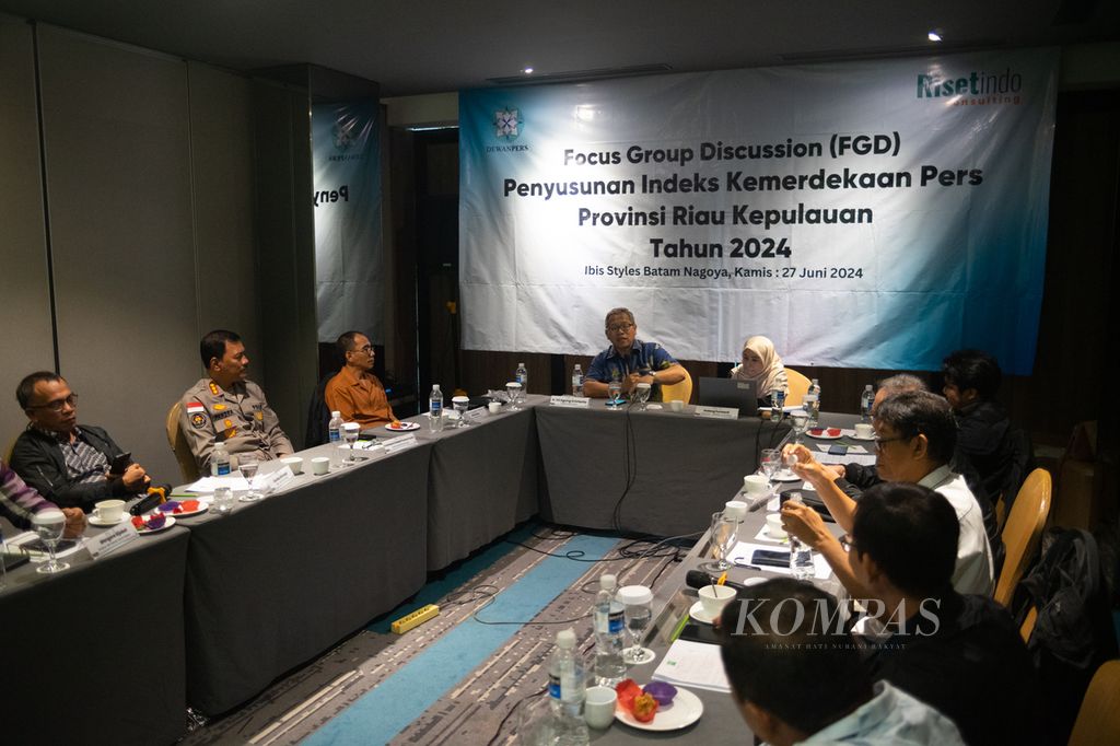 Suasana diskusi kelompok terarah atau FGD untuk menyusun Indeks Kemerdekaan Pers 2024 di Batam, Kepulauan Riau, Kamis (27/6/2024). 